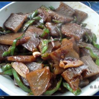 青椒烧焖子