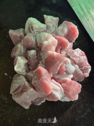 蒜香梅肉粒的做法步骤：2