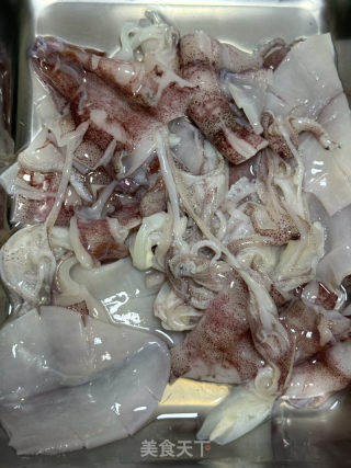 干锅仔姜鱿鱼的做法步骤：1