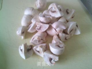 蘑菇炒鸡胸肉的做法步骤：2